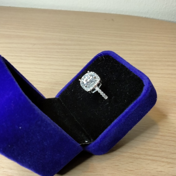 Moissanite🥰 lab grown 2 carat diamond round cushion paved Halo engagement ring - Picture 10 of 14